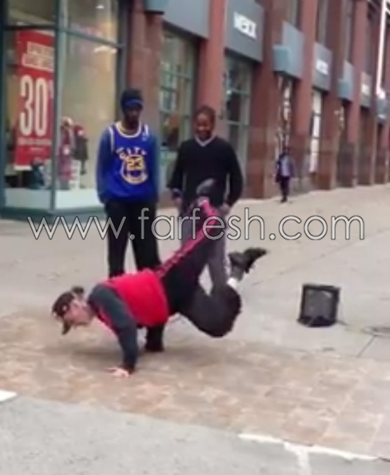 فيديو مدهش.. عجوز يتحدى شابين في الرقص بالشارع صورة رقم 8