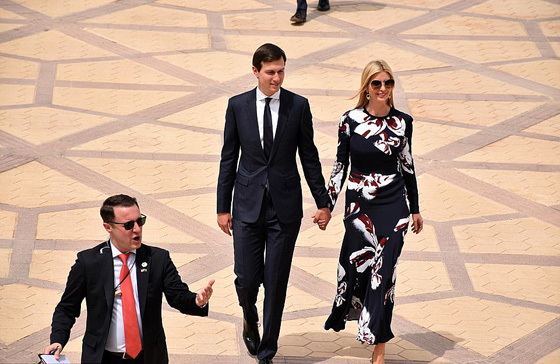 الفستان المحتشم الذي ارتدته ايفانكا ترامب في السعودية نفد من الاسواق! صورة رقم 1