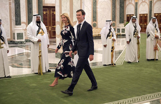 الفستان المحتشم الذي ارتدته ايفانكا ترامب في السعودية نفد من الاسواق! صورة رقم 2