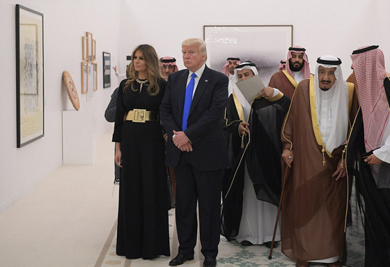 الفستان المحتشم الذي ارتدته ايفانكا ترامب في السعودية نفد من الاسواق! صورة رقم 10