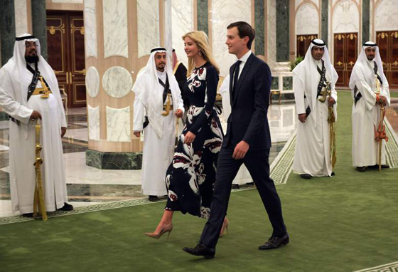 الفستان المحتشم الذي ارتدته ايفانكا ترامب في السعودية نفد من الاسواق! صورة رقم 4