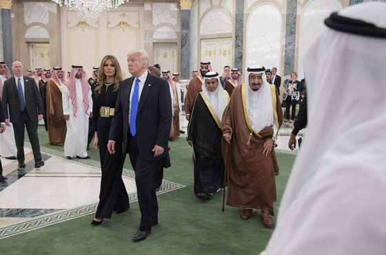 الفستان المحتشم الذي ارتدته ايفانكا ترامب في السعودية نفد من الاسواق! صورة رقم 9