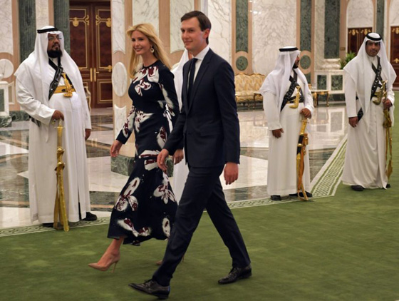 الفستان المحتشم الذي ارتدته ايفانكا ترامب في السعودية نفد من الاسواق! صورة رقم 6