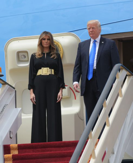 الفستان المحتشم الذي ارتدته ايفانكا ترامب في السعودية نفد من الاسواق! صورة رقم 11