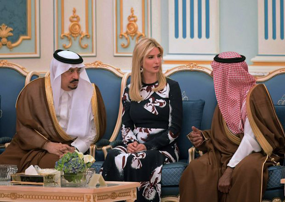 الفستان المحتشم الذي ارتدته ايفانكا ترامب في السعودية نفد من الاسواق! صورة رقم 7