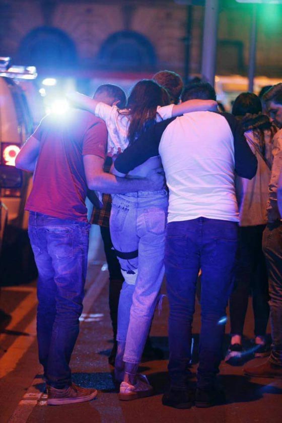 22 قتيلا وعشرات الجرحى في تفجير ارهابي خلال حفل غنائي بمانشستر صورة رقم 2