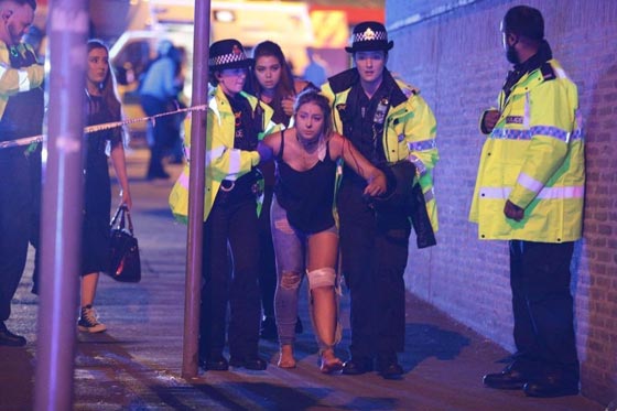 22 قتيلا وعشرات الجرحى في تفجير ارهابي خلال حفل غنائي بمانشستر صورة رقم 4