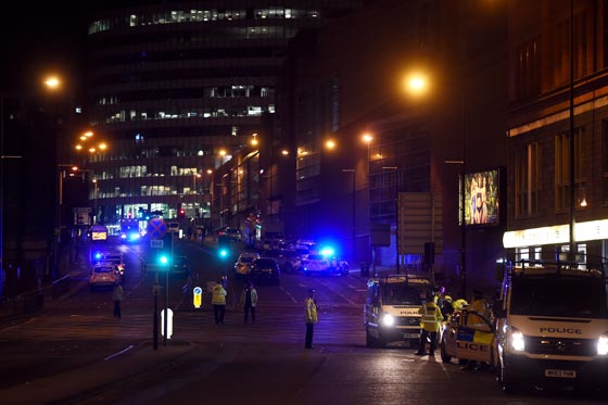 22 قتيلا وعشرات الجرحى في تفجير ارهابي خلال حفل غنائي بمانشستر صورة رقم 8