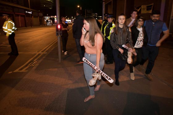 22 قتيلا وعشرات الجرحى في تفجير ارهابي خلال حفل غنائي بمانشستر صورة رقم 10