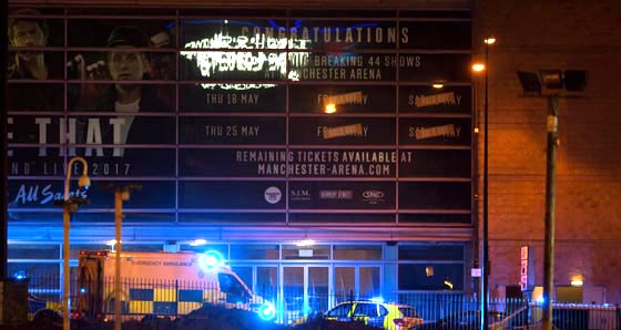 22 قتيلا وعشرات الجرحى في تفجير ارهابي خلال حفل غنائي بمانشستر صورة رقم 11