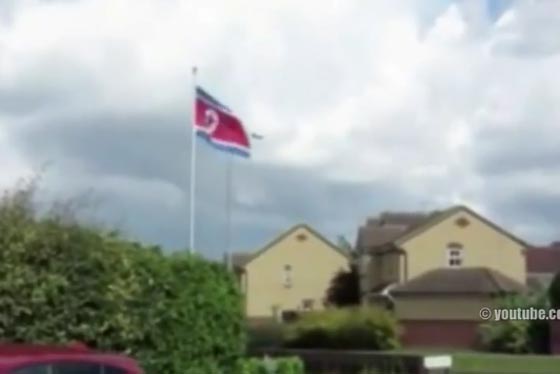 علم كوريا الشمالية يرفرف فوق منزل بانجلترا بشكل يثير الغموض صورة رقم 1
