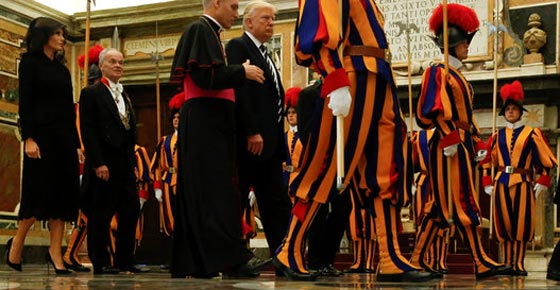 هذا هو السر وراء ارتداء ميلانيا غطاء رأس وملابس سوداء في الفاتيكان صورة رقم 8