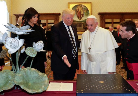 هذا هو السر وراء ارتداء ميلانيا غطاء رأس وملابس سوداء في الفاتيكان صورة رقم 10