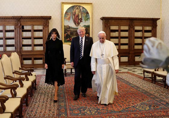 هذا هو السر وراء ارتداء ميلانيا غطاء رأس وملابس سوداء في الفاتيكان صورة رقم 9