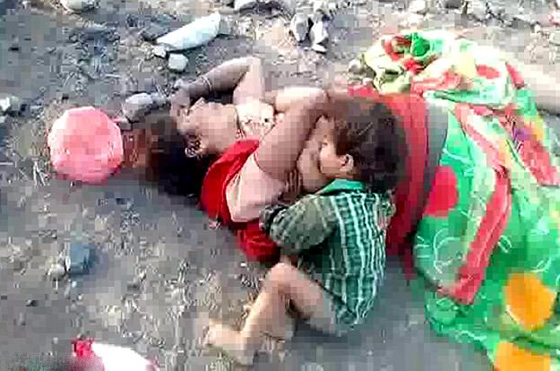  فيديو حزين جدا: طفل يرضع من جثة والدته ويناغيها باكيا منتظرا ردها! صورة رقم 1