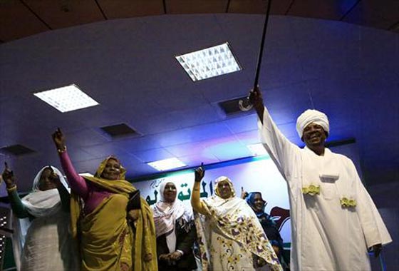 13 مناسبة مختلفة رقص فيها الرئيس السوداني عمر البشير صورة رقم 7
