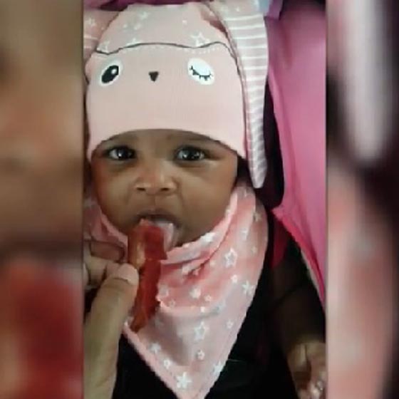فيديو طريف لرضيعة تتذوق لاول مرة اللحم المقدد وتعشقه! صورة رقم 2