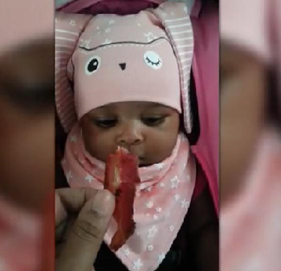 فيديو طريف لرضيعة تتذوق لاول مرة اللحم المقدد وتعشقه! صورة رقم 3
