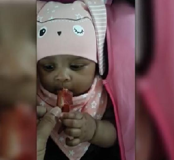 فيديو طريف لرضيعة تتذوق لاول مرة اللحم المقدد وتعشقه! صورة رقم 4