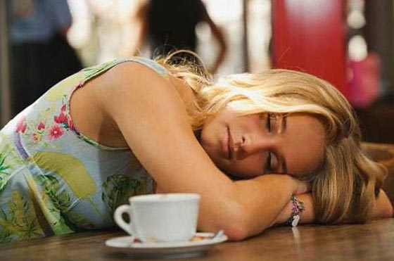 6 عادات خاطئة وبعضها خطيرة ينبغي تجنبها قبل النوم صورة رقم 4