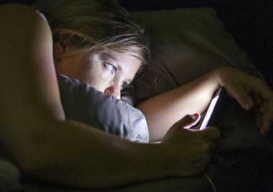 6 عادات خاطئة وبعضها خطيرة ينبغي تجنبها قبل النوم صورة رقم 3