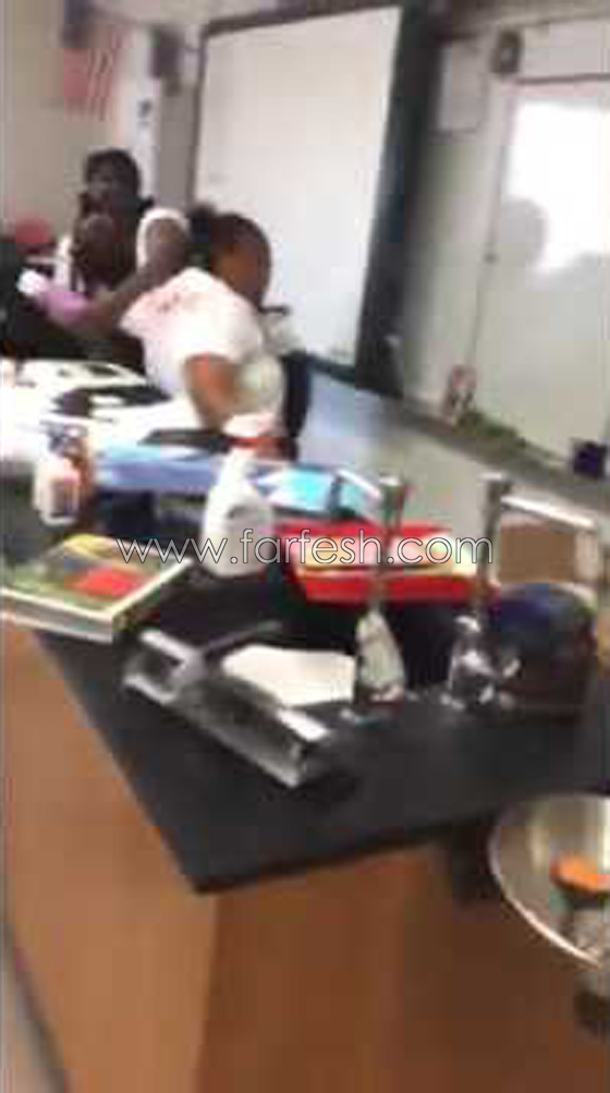  معركة طاحنة بين معلمتين داخل الصف تثير الذعر بين الطلاب.. فيديو صورة رقم 3
