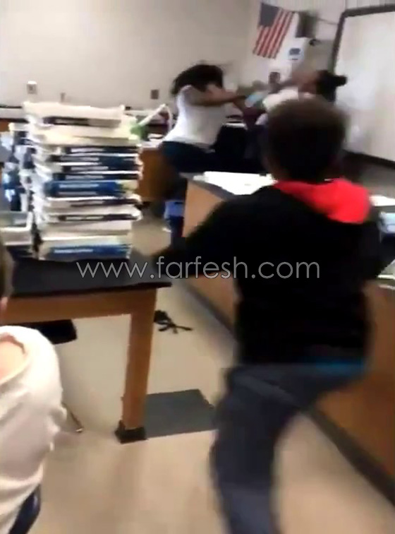  معركة طاحنة بين معلمتين داخل الصف تثير الذعر بين الطلاب.. فيديو صورة رقم 4