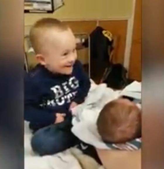 الفرحة تغمر طفلا حين رأى شقيقه المولود الجديد لاول مرة! فيديو صورة رقم 2