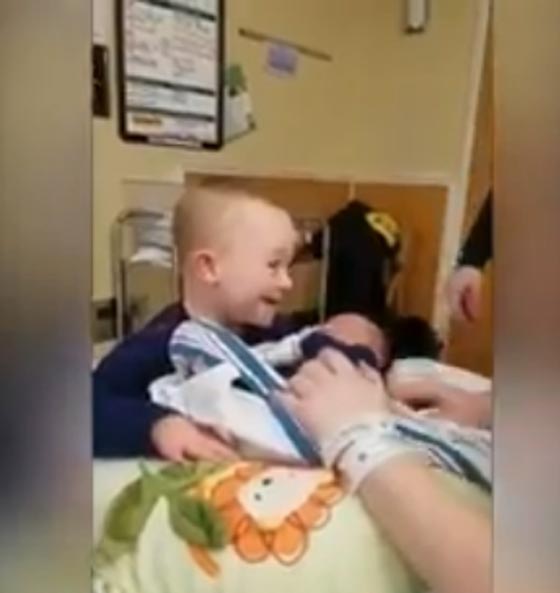 الفرحة تغمر طفلا حين رأى شقيقه المولود الجديد لاول مرة! فيديو صورة رقم 3