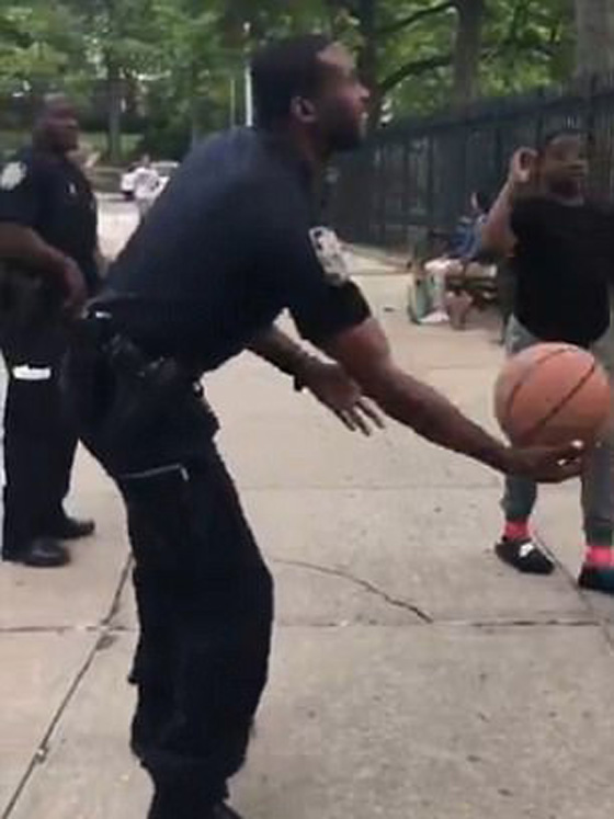 فيديو طريف.. شرطي يثير إعجاب الأطفال بتصويبة مذهلة لكرة السلة صورة رقم 1