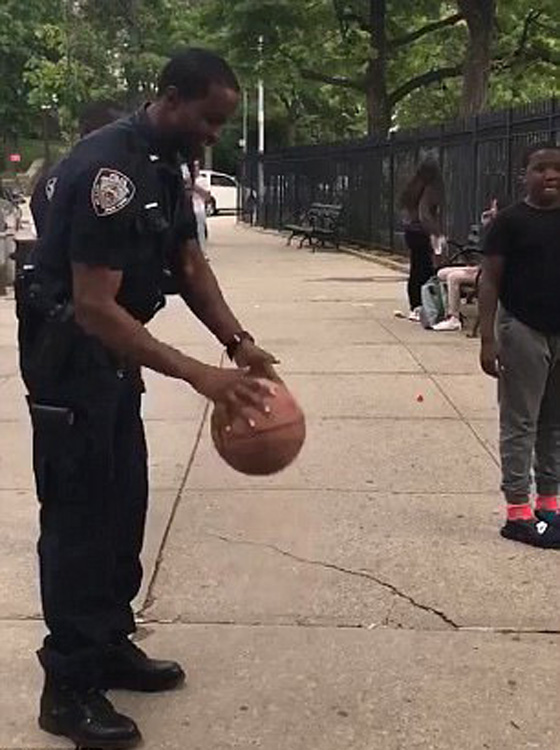 فيديو طريف.. شرطي يثير إعجاب الأطفال بتصويبة مذهلة لكرة السلة صورة رقم 2