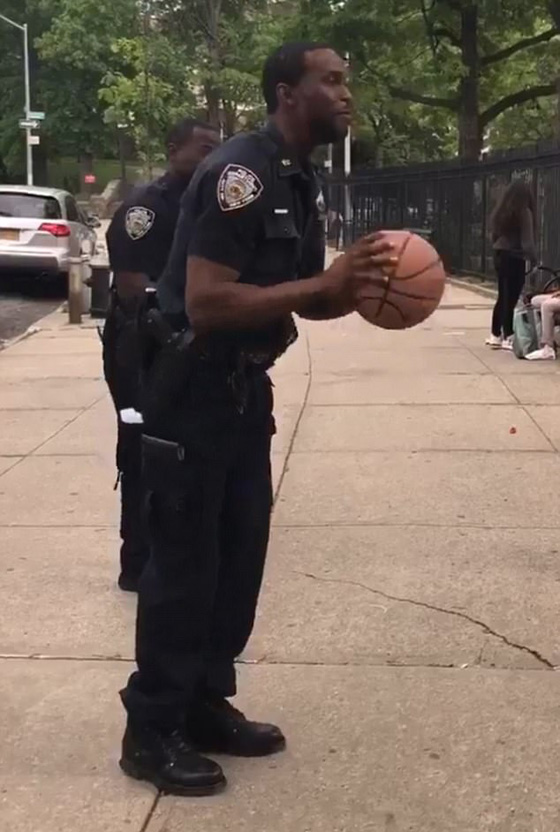 فيديو طريف.. شرطي يثير إعجاب الأطفال بتصويبة مذهلة لكرة السلة صورة رقم 3