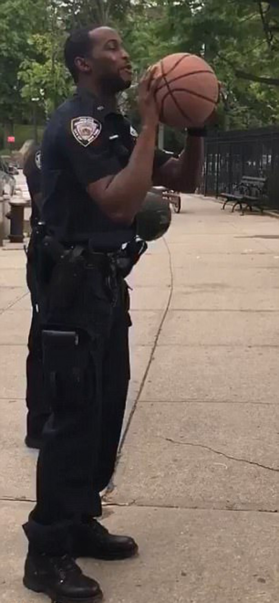 فيديو طريف.. شرطي يثير إعجاب الأطفال بتصويبة مذهلة لكرة السلة صورة رقم 4