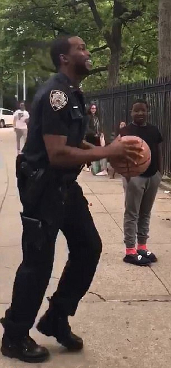 فيديو طريف.. شرطي يثير إعجاب الأطفال بتصويبة مذهلة لكرة السلة صورة رقم 5