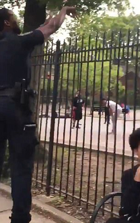 فيديو طريف.. شرطي يثير إعجاب الأطفال بتصويبة مذهلة لكرة السلة صورة رقم 7