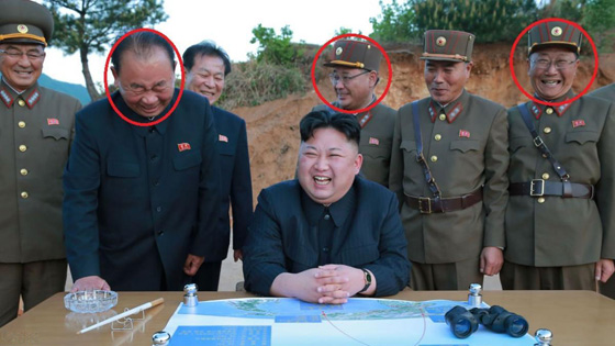 ما هو سر الثلاثي الدائم الظهور وراء الزعيم الكوري؟! صورة رقم 1