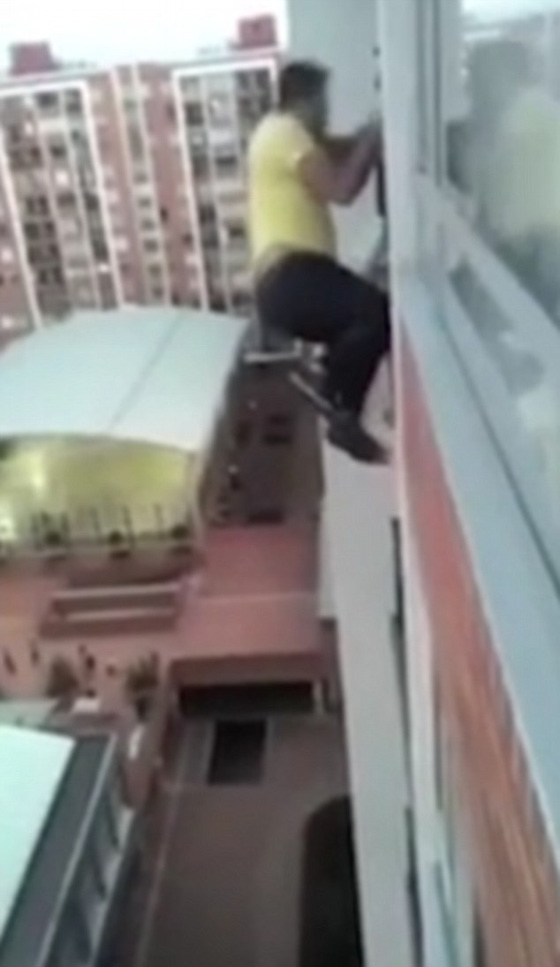 فيديو مثير.. رجل يخاطر بحياته على ارتفاع شاهق لانقاذ كلب عالق صورة رقم 7