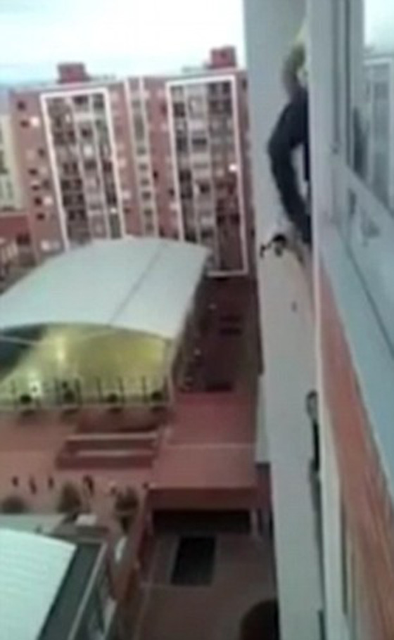 فيديو مثير.. رجل يخاطر بحياته على ارتفاع شاهق لانقاذ كلب عالق صورة رقم 8