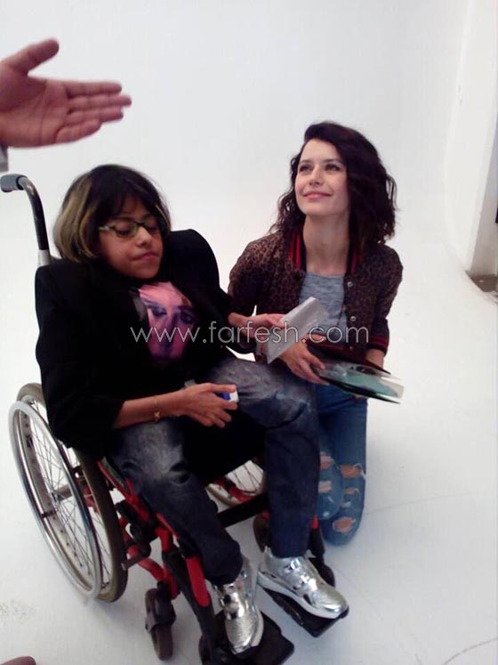 النجمة التركية بيرين سات تحقق حلم فتاة عراقية تعاني من اعاقة.. صور صورة رقم 1