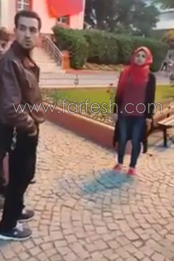 لاجئة سورية تجبر لصين تركيين على تقبيل قدميها لتصفح عنهما.. فيديو صورة رقم 2