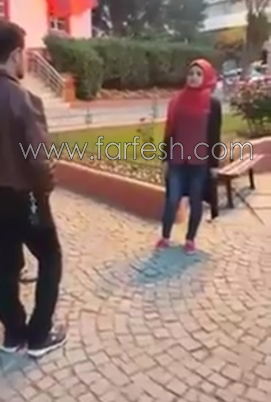 لاجئة سورية تجبر لصين تركيين على تقبيل قدميها لتصفح عنهما.. فيديو صورة رقم 4