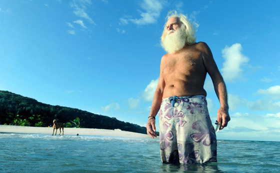 هذه قصة المليونير التائه على احدى الجزر الاسترالية؟ فيديو صورة رقم 1