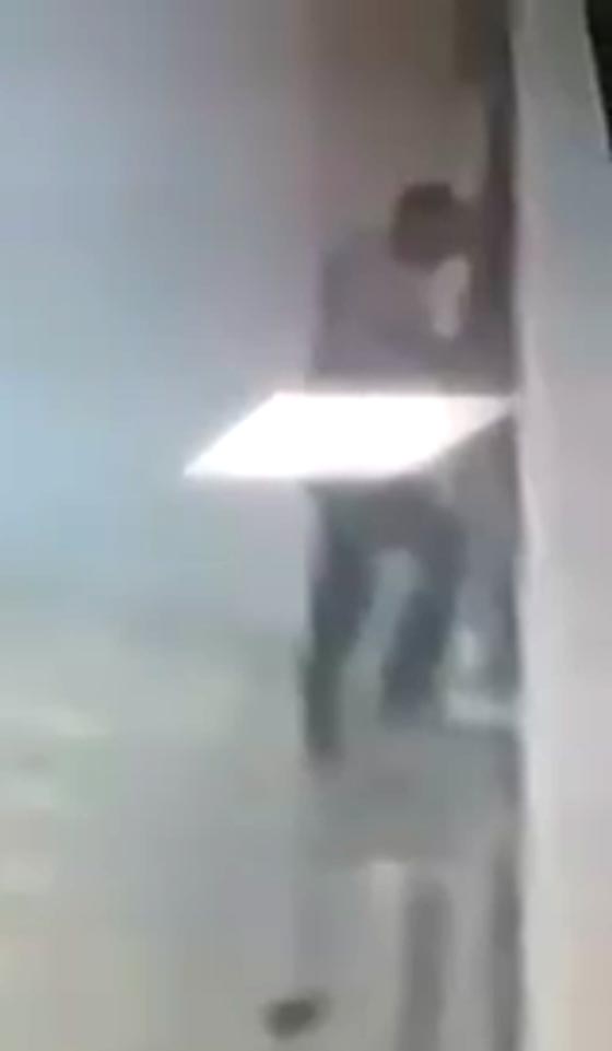  فيديو مؤلم.. لحظة انتحار شاب من الطابق السابع في مركز تجاري صورة رقم 1