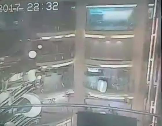  فيديو مؤلم.. لحظة انتحار شاب من الطابق السابع في مركز تجاري صورة رقم 2