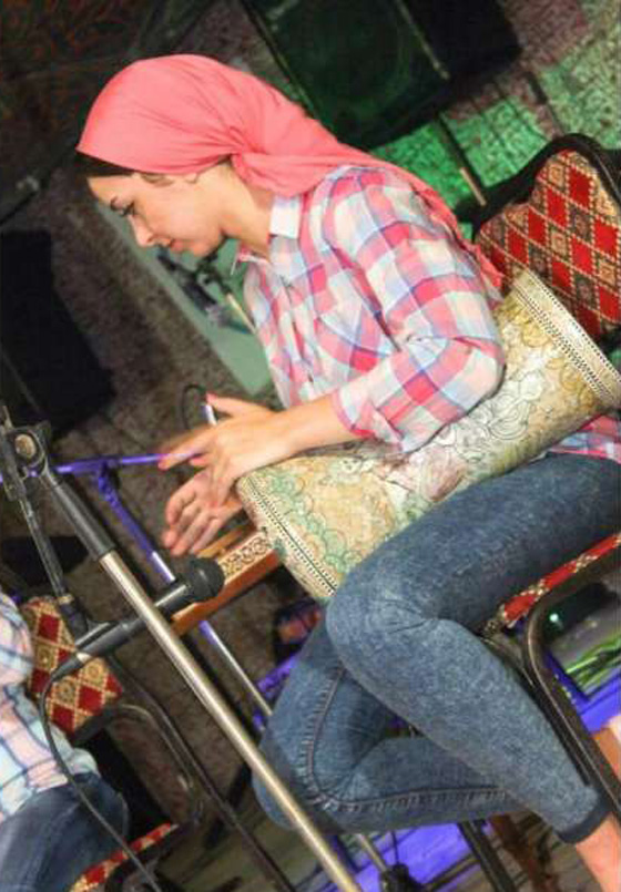  فتاتان مصريتان تتحديان القيود وتعزفان على الطبلة في الشوارع صورة رقم 9