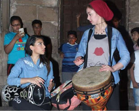  فتاتان مصريتان تتحديان القيود وتعزفان على الطبلة في الشوارع صورة رقم 3