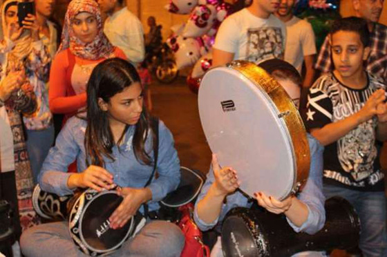  فتاتان مصريتان تتحديان القيود وتعزفان على الطبلة في الشوارع صورة رقم 4