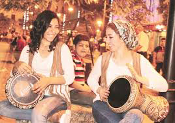  فتاتان مصريتان تتحديان القيود وتعزفان على الطبلة في الشوارع صورة رقم 10