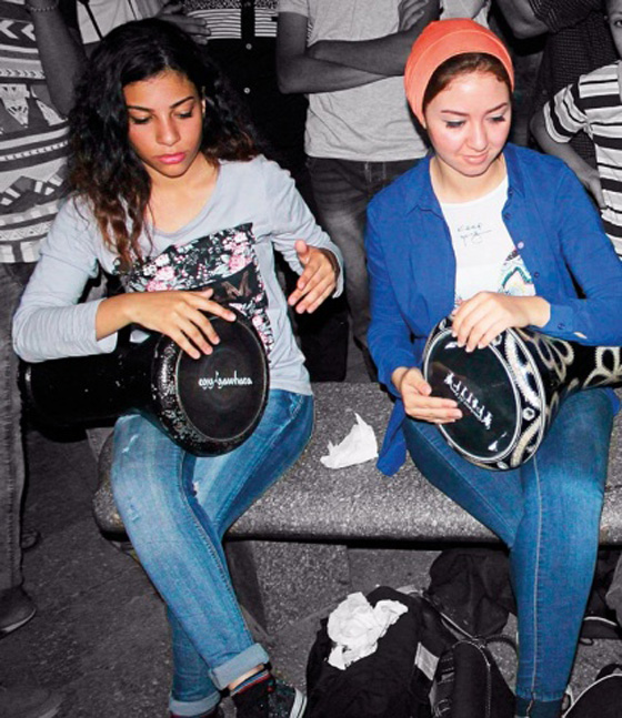  فتاتان مصريتان تتحديان القيود وتعزفان على الطبلة في الشوارع صورة رقم 2
