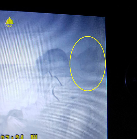  صور مرعبة: كاميرا مراقبة تلتقط صور شبح بشارك طفلا في سريره! صورة رقم 2